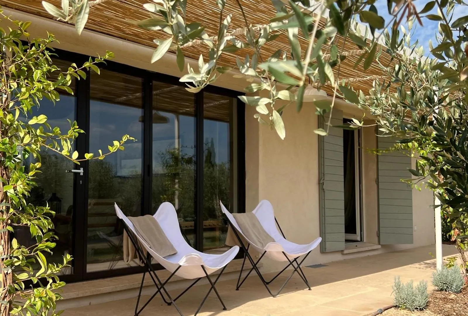 Ecolodge Romantique Proche Lourmarin Piscine Privee Borne Recharge Puyvert Holiday home