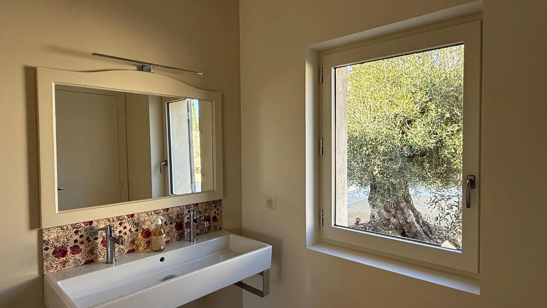 Ecolodge Romantique Proche Lourmarin Piscine Privee Borne Recharge Puyvert France